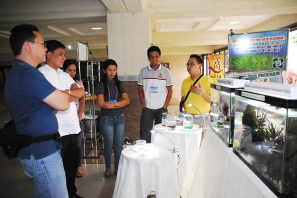 Seaweed program and project leaders of UP-MSI explaining the exhibit  to the visitors.