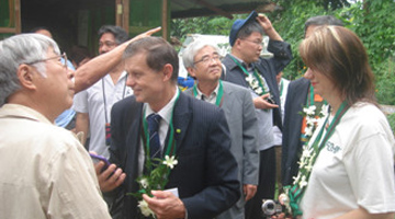 Mr. Andre Leu, Pres. of IFOAM (center) with the counterparts from Korea and Japan.