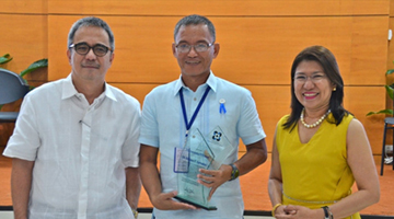 Most Outstanding DOST Provincial S&T Director   Dr. Bilshan Servañez (center), provincial science and technology director (PSTD) of DOST-Region IV-B Romblon,  romped away with the grand prize at the 2012 Outstanding PSTD Awarding Ceremony at the DOST Executive Lounge in Bicutan, Taguig City last December 12, 2013. With him in photo are Hon.  Mario G. Montejo, DOST secretary, and Dr. Ma. Josefina P. Abilay, director of DOST Regional Office IV-B MIMAROPA. (Photo by Ceajay Valerio, S&T Media Service, DOST-STII)