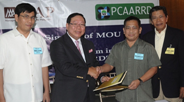 At the signing.  From left to right are PCAARRD Technology Transfer and Promotion Division Director Melvin B. Carlos, MAP President Melito S. Salazar, Jr., PCAARRD Deputy Executive Director for Administration, Resource Management and Support Services Danilo C. Cardenas, and MAP Agribusiness and Countryside Development Committee Chair Oscar Torralba. (Photo by Milo Dapilos, MAP)