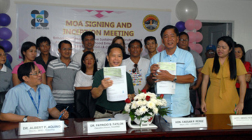 MOA signing. (From left, foreground) PCAARRD Socio-Economics Research Division Director and Gender and Development Executive Committee Chair Albert P. Aquino, PCAARRD Executive Director Patricio S. Faylon, Los Baños Mayor Caesar P. Perez, and LGU–LB Municipal Administrator Atty. Genalyn B. Soriano. Heads of farmer-fisher folks group beneficiaries are in the background. (Photo by Victor V. Oro, S&T Media) 