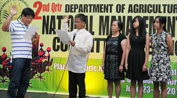 Dr. Arnel Del Barrio (second from left) takes his oath of office as the newly appointed Acting Executive Director of the Philippine Carabao Cetner (PCC) before Sec. Proceso J. Alcala of the Department of Agriculture (DA).  The oath-taking ceremony coincided with the conduct of the 2nd DA National Management Committee (Mancom) Meeting at the Plaza Del Norte Hotel and Convention Center, Laoag City, Ilocos Norte on June 24, 2014.  With him are his wife and two of this three daughters.