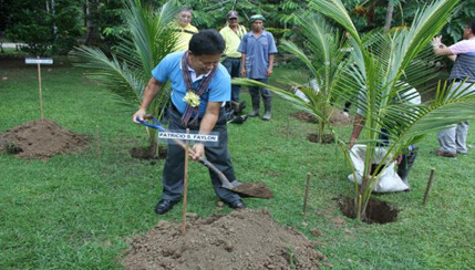 Dr. Patricio S. Faylon as he fortifies the long history of cooperation between PCAARRD and PCA-ZRC towards a more dynamic and purposeful coconut R&D through the symbolic planting of a coconut tree.