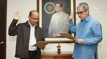 Dr. Reynaldo V. Ebora formally sworn in by DOST Secretary Mario G. Montejo.