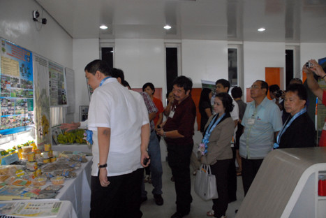 Mr. Ed Pilapil (Go-Negosyo) viewing the exhibits with DOST-ASec Orijola, ISU Pres. Quilang and PCARRD-ED Patricio S. Faylon looking on.