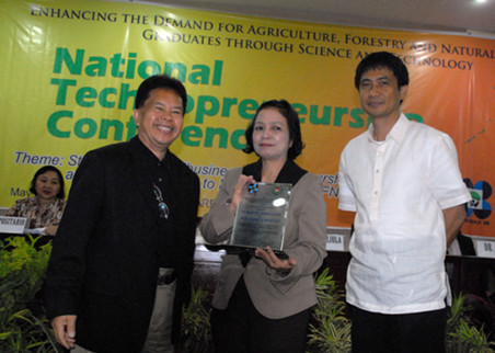 PCARRD ED Dr. Patricio S. Faylon (left) presents a plaque of appreciation to DOST ASec. Orijola (center) assisted by Prof. Dorado from UPLB.