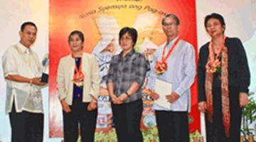 (L-R) Dir. Cesario R. Pagdilao, Dr. Emilia Quinitio, Dr. Maria Rowena Equia, Dr.  William G. Padolina, and Dr. Grace Javier-Alfonso during the LBSCFI R&D awarding ceremony. (Photo by Eugenio G. Afalla, Jr.)