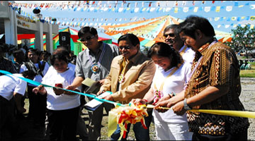 Ribbon-cutting ceremony. (L-R) Dr. Pedrita Medrano, TTPD Director Dr. Melvin Carlos, AGHAM Rep. Palmones, Echague Mayor Melinda Kiat, ISU President Dr. Romeo Quilang, and CVARRD Consortium Director Dr. Gumpal (at the back).