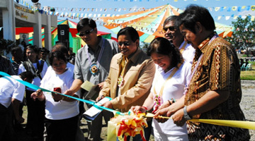 Ribbon-cutting ceremony. (L-R) Dr. Pedrita Medrano, TTPD Director Dr. Melvin Carlos, AGHAM Rep. Palmones, Echague Mayor Melinda Kiat, ISU President Dr. Romeo Quilang, and CVARRD Consortium Director Dr. Gumpal (at the back).