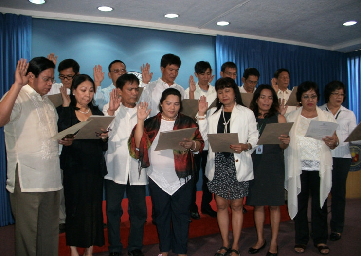 The Philippine Science Journalist Association, Inc. (PSciJourn) Mega Manila Chapter conducted an induction ceremony for its new set of officers on September 24 at the House of Representatives, North Wing Building, Constitution Hills, Quezon City. (From left, front row) Alyansa ng Mga Grupong Haligi ng Agham at Teknolohiya Para sa Mamamayan Party List Rep Angelo B. Palmones inducted the following officers: Estrella Z. Gallardo, Manila News Week (president); Rafael R. Rico, Manila Star (secretary); Maria Catherine E. Cruz, DWAD/ZOE TV 33/tuklasinnatin.com (assistant secretary); Theresa Alpa-Reyes, DWDD (treasurer); Veronica Hernandez, Greenfields Magazine (assistant treasurer); Eufrosina Lazaro, People’s Monitor (auditor); and Dr. Lily Ann Dimas-Lando, Philippine Council for Agriculture, Aquatic and Natural Resources Research and Development  (adviser). At the back row are (from left): Engr. Alex Ravida, NTC (business manager and adviser); Joy Navarro, DWBL (business manager); Boy Cruz, Manila Star (sergeant-at-arms); Noli Liwanag, Pinas (public relations officer); Jimmy Camba, Manila Star (sergeant-at-arms); Renato Dilig, DWDD (adviser); and Dr. Zacarias A. Baluscang Jr., Apayao State College (adviser). PSciJourn is the nationwide organization of Filipino science journalists from the print, broadcast, and electronic media. (Photo and text by Butch S. Pagcaliwagan, with a report from Flordeliza R. Gutierrez, S&T Media Service)